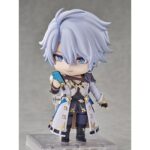 PHAINON HONKAI: STAR RAIL NENDOROID. Good Smile introduce en su colección Nendoroid la figura de Phainon (Fainón en españa), inspirada en el videojuego para móviles "Honkai: Star Rail". Mide aproximadamente 10 cm de alto e incluye 3x placas faciales (serio, sonriente y feliz). Incluye 1x espada Downmaker, 2x alas, 1x smartphone y otras piezas opcionales para recrear distintas poses. Cuenta con una base cuadrada y soporte transparente para exposición.