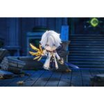 PHAINON HONKAI: STAR RAIL NENDOROID. Good Smile introduce en su colección Nendoroid la figura de Phainon (Fainón en españa), inspirada en el videojuego para móviles "Honkai: Star Rail". Mide aproximadamente 10 cm de alto e incluye 3x placas faciales (serio, sonriente y feliz). Incluye 1x espada Downmaker, 2x alas, 1x smartphone y otras piezas opcionales para recrear distintas poses. Cuenta con una base cuadrada y soporte transparente para exposición.