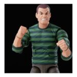 SANDMAN SPIDER-MAN MARVEL LEGENDS RETRO SERIES RE-RUN. Hasbro incorpora a la línea retro de Marvel Legends esta figura de Sandman ("El Hombre de Arena" en España), inspirada en uno de los principales antagonistas de los cómics de “Spider-Man”. Con su apariencia retro y acabados premium, tiene una altura aproximada de 15 cm, con múltiples articulaciones para recrear diferentes poses. Incluye los siguientes accesorios: 1x cabeza alternativa y 4x puños con efectos de arena, entre ellos, uno con forma de maza con pinchos. Se presenta en un blíster con estética retro. UNIDADES LIMITADAS.