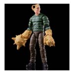 SANDMAN SPIDER-MAN MARVEL LEGENDS RETRO SERIES RE-RUN. Hasbro incorpora a la línea retro de Marvel Legends esta figura de Sandman ("El Hombre de Arena" en España), inspirada en uno de los principales antagonistas de los cómics de “Spider-Man”. Con su apariencia retro y acabados premium, tiene una altura aproximada de 15 cm, con múltiples articulaciones para recrear diferentes poses. Incluye los siguientes accesorios: 1x cabeza alternativa y 4x puños con efectos de arena, entre ellos, uno con forma de maza con pinchos. Se presenta en un blíster con estética retro. UNIDADES LIMITADAS.