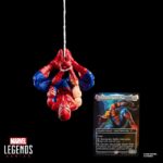BATTLE-DAMAGED SPIDER-MAN MARVEL LEGENDS MAGIC: THE GATHERING. Hasbro incorpora a su línea Marvel Legeds esta figura de Spider-Man con daños de batalla, inspirada en el personaje de los comics de Marvel. Con más de 20 puntos de articulación y una altura de 15 cm, cuenta con diferentes accesorios: 1x cabeza alternativa sin máscara, 2x manos lanzando lanzatelarañas, 2x manos trepando muros, 1x telaraña y 1x escudo de telaraña. Al tratarse de una colaboración entre Hasbro y Wizards of the Coast se incluye la carta metalizada exclusiva "Spectacular Spider-Man" para el juego de cartas coleccionables Magic: The Gathering. Se presenta en una caja ilustrada con ventana. UNIDADES LIMITADAS.