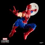BATTLE-DAMAGED SPIDER-MAN MARVEL LEGENDS MAGIC: THE GATHERING. Hasbro incorpora a su línea Marvel Legeds esta figura de Spider-Man con daños de batalla, inspirada en el personaje de los comics de Marvel. Con más de 20 puntos de articulación y una altura de 15 cm, cuenta con diferentes accesorios: 1x cabeza alternativa sin máscara, 2x manos lanzando lanzatelarañas, 2x manos trepando muros, 1x telaraña y 1x escudo de telaraña. Al tratarse de una colaboración entre Hasbro y Wizards of the Coast se incluye la carta metalizada exclusiva "Spectacular Spider-Man" para el juego de cartas coleccionables Magic: The Gathering. Se presenta en una caja ilustrada con ventana. UNIDADES LIMITADAS.