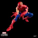 BATTLE-DAMAGED SPIDER-MAN MARVEL LEGENDS MAGIC: THE GATHERING. Hasbro incorpora a su línea Marvel Legeds esta figura de Spider-Man con daños de batalla, inspirada en el personaje de los comics de Marvel. Con más de 20 puntos de articulación y una altura de 15 cm, cuenta con diferentes accesorios: 1x cabeza alternativa sin máscara, 2x manos lanzando lanzatelarañas, 2x manos trepando muros, 1x telaraña y 1x escudo de telaraña. Al tratarse de una colaboración entre Hasbro y Wizards of the Coast se incluye la carta metalizada exclusiva "Spectacular Spider-Man" para el juego de cartas coleccionables Magic: The Gathering. Se presenta en una caja ilustrada con ventana. UNIDADES LIMITADAS.