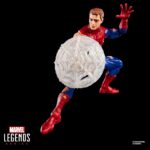 BATTLE-DAMAGED SPIDER-MAN MARVEL LEGENDS MAGIC: THE GATHERING. Hasbro incorpora a su línea Marvel Legeds esta figura de Spider-Man con daños de batalla, inspirada en el personaje de los comics de Marvel. Con más de 20 puntos de articulación y una altura de 15 cm, cuenta con diferentes accesorios: 1x cabeza alternativa sin máscara, 2x manos lanzando lanzatelarañas, 2x manos trepando muros, 1x telaraña y 1x escudo de telaraña. Al tratarse de una colaboración entre Hasbro y Wizards of the Coast se incluye la carta metalizada exclusiva "Spectacular Spider-Man" para el juego de cartas coleccionables Magic: The Gathering. Se presenta en una caja ilustrada con ventana. UNIDADES LIMITADAS.