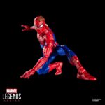 BATTLE-DAMAGED SPIDER-MAN MARVEL LEGENDS MAGIC: THE GATHERING. Hasbro incorpora a su línea Marvel Legeds esta figura de Spider-Man con daños de batalla, inspirada en el personaje de los comics de Marvel. Con más de 20 puntos de articulación y una altura de 15 cm, cuenta con diferentes accesorios: 1x cabeza alternativa sin máscara, 2x manos lanzando lanzatelarañas, 2x manos trepando muros, 1x telaraña y 1x escudo de telaraña. Al tratarse de una colaboración entre Hasbro y Wizards of the Coast se incluye la carta metalizada exclusiva "Spectacular Spider-Man" para el juego de cartas coleccionables Magic: The Gathering. Se presenta en una caja ilustrada con ventana. UNIDADES LIMITADAS.