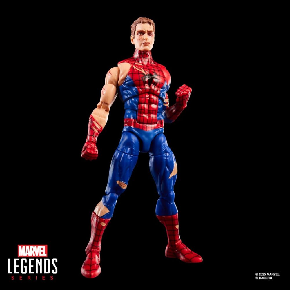 Battle-damaged spider-man marvel legends magic: the gathering. Hasbro incorpora a su línea marvel legeds esta figura de spider-man con daños de batalla, inspirada en el personaje de los comics de marvel. Con más de 20 puntos de articulación y una altura de 15 cm, cuenta con diferentes accesorios: 1x cabeza alternativa sin máscara, 2x manos lanzando lanzatelarañas, 2x manos trepando muros, 1x telaraña y 1x escudo de telaraña. Al tratarse de una colaboración entre hasbro y wizards of the coast se incluye la carta metalizada exclusiva "spectacular spider-man" para el juego de cartas coleccionables magic: the gathering. Se presenta en una caja ilustrada con ventana. Unidades limitadas.
