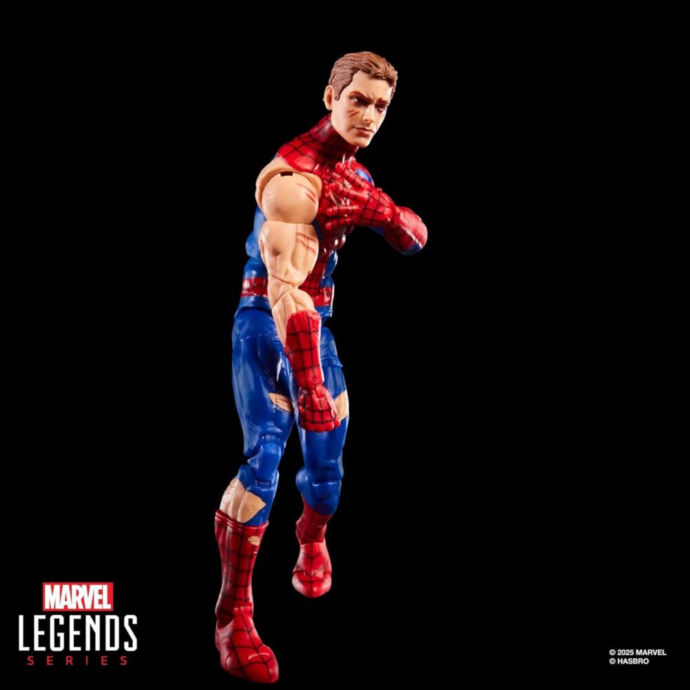 Battle-damaged spider-man marvel legends magic: the gathering. Hasbro incorpora a su línea marvel legeds esta figura de spider-man con daños de batalla, inspirada en el personaje de los comics de marvel. Con más de 20 puntos de articulación y una altura de 15 cm, cuenta con diferentes accesorios: 1x cabeza alternativa sin máscara, 2x manos lanzando lanzatelarañas, 2x manos trepando muros, 1x telaraña y 1x escudo de telaraña. Al tratarse de una colaboración entre hasbro y wizards of the coast se incluye la carta metalizada exclusiva "spectacular spider-man" para el juego de cartas coleccionables magic: the gathering. Se presenta en una caja ilustrada con ventana. Unidades limitadas.