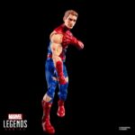 BATTLE-DAMAGED SPIDER-MAN MARVEL LEGENDS MAGIC: THE GATHERING. Hasbro incorpora a su línea Marvel Legeds esta figura de Spider-Man con daños de batalla, inspirada en el personaje de los comics de Marvel. Con más de 20 puntos de articulación y una altura de 15 cm, cuenta con diferentes accesorios: 1x cabeza alternativa sin máscara, 2x manos lanzando lanzatelarañas, 2x manos trepando muros, 1x telaraña y 1x escudo de telaraña. Al tratarse de una colaboración entre Hasbro y Wizards of the Coast se incluye la carta metalizada exclusiva "Spectacular Spider-Man" para el juego de cartas coleccionables Magic: The Gathering. Se presenta en una caja ilustrada con ventana. UNIDADES LIMITADAS.
