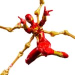 MARY JANE WATSON (IRON SPIDER) MARVEL LEGENDS MAGIC: THE GATHERING. Hasbro añade a su colección Marvel Legends esta figura de Mary Jane Watson con el traje de Iron Spider, basada en el personaje de los comics de Marvel. Con más de 20 puntos de articulación y una altura de 15 cm, cuenta con diferentes accesorios: 1x cabeza alternativa con máscara, 2x manos lanzando telarañas y 4x patas móviles del traje Iron Spider. Al tratarse de una colaboración entre Hasbro y Wizards of the Coast se incluye la carta metalizada exclusiva "Iron Spider, Stark Upgrade" para el juego de cartas coleccionables Magic: The Gathering. Se presenta en una caja ilustrada con ventana. UNIDADES LIMITADAS.