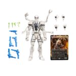 AGENT ANTI-VENOM MARVEL LEGENDS MAGIC: THE GATHERING. Hasbro incorpora a su colección Marvel Legends esta la figura de Agent Anti-Venom, inspirada en el personaje de los comics de Marvel. Con más de 20 puntos de articulación y una altura de 15 cm, cuenta con diferentes accesorios: 4x manos intercambiables, 2x efectos de disparo, 2x efectos de humo, 1x pieza de 4 zarzillos acoplable en la espalda y 5x armas de fuego. Al tratarse de una colaboración entre Hasbro y Wizards of the Coast se incluye la carta metalizada exclusiva "Anti-Venom, Horrifying Healer" para el juego de cartas coleccionables Magic: The Gathering. Se presenta en una caja ilustrada con ventana. UNIDADES LIMITADAS.