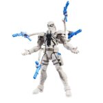 AGENT ANTI-VENOM MARVEL LEGENDS MAGIC: THE GATHERING. Hasbro incorpora a su colección Marvel Legends esta la figura de Agent Anti-Venom, inspirada en el personaje de los comics de Marvel. Con más de 20 puntos de articulación y una altura de 15 cm, cuenta con diferentes accesorios: 4x manos intercambiables, 2x efectos de disparo, 2x efectos de humo, 1x pieza de 4 zarzillos acoplable en la espalda y 5x armas de fuego. Al tratarse de una colaboración entre Hasbro y Wizards of the Coast se incluye la carta metalizada exclusiva "Anti-Venom, Horrifying Healer" para el juego de cartas coleccionables Magic: The Gathering. Se presenta en una caja ilustrada con ventana. UNIDADES LIMITADAS.