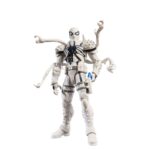 AGENT ANTI-VENOM MARVEL LEGENDS MAGIC: THE GATHERING. Hasbro incorpora a su colección Marvel Legends esta la figura de Agent Anti-Venom, inspirada en el personaje de los comics de Marvel. Con más de 20 puntos de articulación y una altura de 15 cm, cuenta con diferentes accesorios: 4x manos intercambiables, 2x efectos de disparo, 2x efectos de humo, 1x pieza de 4 zarzillos acoplable en la espalda y 5x armas de fuego. Al tratarse de una colaboración entre Hasbro y Wizards of the Coast se incluye la carta metalizada exclusiva "Anti-Venom, Horrifying Healer" para el juego de cartas coleccionables Magic: The Gathering. Se presenta en una caja ilustrada con ventana. UNIDADES LIMITADAS.