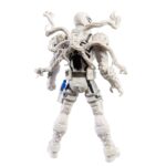 AGENT ANTI-VENOM MARVEL LEGENDS MAGIC: THE GATHERING. Hasbro incorpora a su colección Marvel Legends esta la figura de Agent Anti-Venom, inspirada en el personaje de los comics de Marvel. Con más de 20 puntos de articulación y una altura de 15 cm, cuenta con diferentes accesorios: 4x manos intercambiables, 2x efectos de disparo, 2x efectos de humo, 1x pieza de 4 zarzillos acoplable en la espalda y 5x armas de fuego. Al tratarse de una colaboración entre Hasbro y Wizards of the Coast se incluye la carta metalizada exclusiva "Anti-Venom, Horrifying Healer" para el juego de cartas coleccionables Magic: The Gathering. Se presenta en una caja ilustrada con ventana. UNIDADES LIMITADAS.
