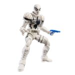 AGENT ANTI-VENOM MARVEL LEGENDS MAGIC: THE GATHERING. Hasbro incorpora a su colección Marvel Legends esta la figura de Agent Anti-Venom, inspirada en el personaje de los comics de Marvel. Con más de 20 puntos de articulación y una altura de 15 cm, cuenta con diferentes accesorios: 4x manos intercambiables, 2x efectos de disparo, 2x efectos de humo, 1x pieza de 4 zarzillos acoplable en la espalda y 5x armas de fuego. Al tratarse de una colaboración entre Hasbro y Wizards of the Coast se incluye la carta metalizada exclusiva "Anti-Venom, Horrifying Healer" para el juego de cartas coleccionables Magic: The Gathering. Se presenta en una caja ilustrada con ventana. UNIDADES LIMITADAS.