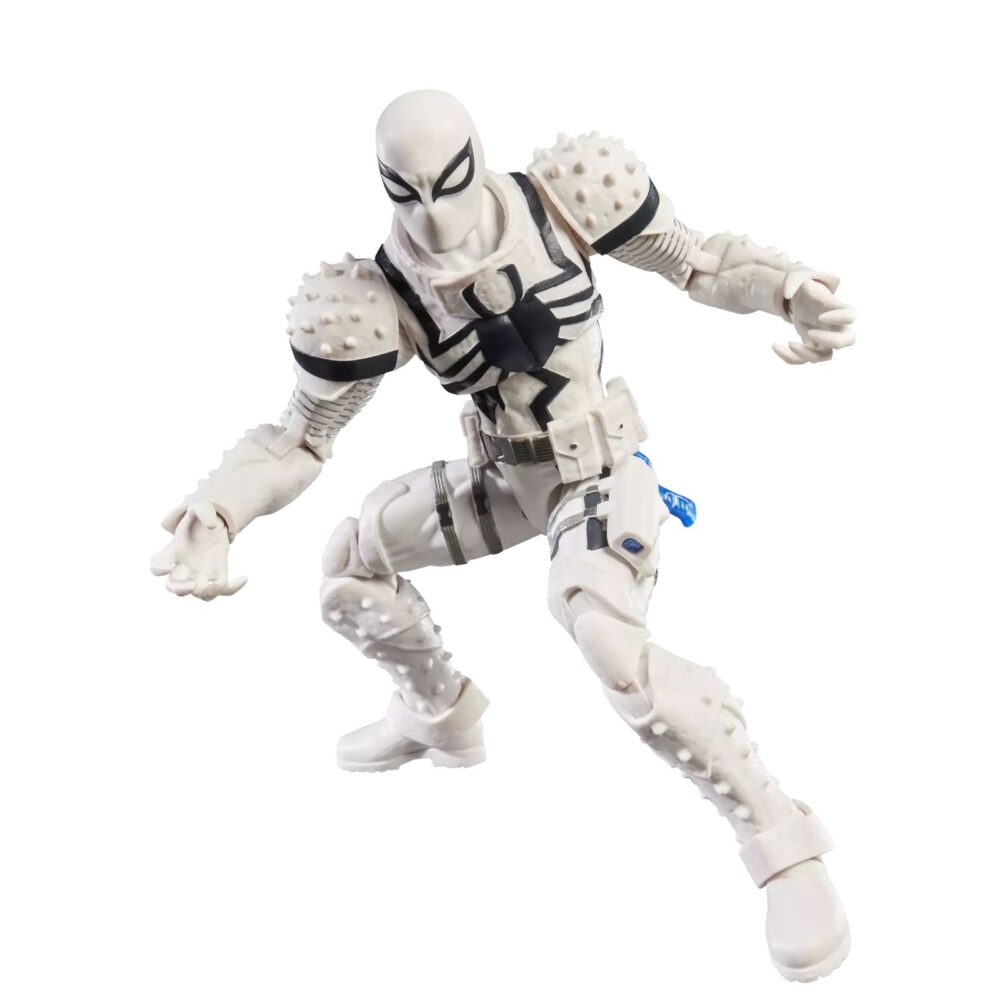 Agent anti-venom marvel legends magic: the gathering. Hasbro incorpora a su colección marvel legends esta la figura de agent anti-venom, inspirada en el personaje de los comics de marvel. Con más de 20 puntos de articulación y una altura de 15 cm, cuenta con diferentes accesorios: 4x manos intercambiables, 2x efectos de disparo, 2x efectos de humo, 1x pieza de 4 zarzillos acoplable en la espalda y 5x armas de fuego. Al tratarse de una colaboración entre hasbro y wizards of the coast se incluye la carta metalizada exclusiva "anti-venom, horrifying healer" para el juego de cartas coleccionables magic: the gathering. Se presenta en una caja ilustrada con ventana. Unidades limitadas.