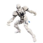 AGENT ANTI-VENOM MARVEL LEGENDS MAGIC: THE GATHERING. Hasbro incorpora a su colección Marvel Legends esta la figura de Agent Anti-Venom, inspirada en el personaje de los comics de Marvel. Con más de 20 puntos de articulación y una altura de 15 cm, cuenta con diferentes accesorios: 4x manos intercambiables, 2x efectos de disparo, 2x efectos de humo, 1x pieza de 4 zarzillos acoplable en la espalda y 5x armas de fuego. Al tratarse de una colaboración entre Hasbro y Wizards of the Coast se incluye la carta metalizada exclusiva "Anti-Venom, Horrifying Healer" para el juego de cartas coleccionables Magic: The Gathering. Se presenta en una caja ilustrada con ventana. UNIDADES LIMITADAS.