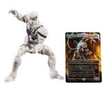 AGENT ANTI-VENOM MARVEL LEGENDS MAGIC: THE GATHERING. Hasbro incorpora a su colección Marvel Legends esta la figura de Agent Anti-Venom, inspirada en el personaje de los comics de Marvel. Con más de 20 puntos de articulación y una altura de 15 cm, cuenta con diferentes accesorios: 4x manos intercambiables, 2x efectos de disparo, 2x efectos de humo, 1x pieza de 4 zarzillos acoplable en la espalda y 5x armas de fuego. Al tratarse de una colaboración entre Hasbro y Wizards of the Coast se incluye la carta metalizada exclusiva "Anti-Venom, Horrifying Healer" para el juego de cartas coleccionables Magic: The Gathering. Se presenta en una caja ilustrada con ventana. UNIDADES LIMITADAS.