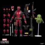 DEADPOOL MAXIMUM SERIES MARVEL LEGENDS. Hasbro introduce en la línea Marvel Legends Maximum Series la figura deluxe de Deadpool, inspirada en el personaje de Marvel. Esta figura articulada de 15 cm cuenta con más de 30 puntos de articulación y diversos accesorios: 1x cabeza alternativa, 8x manos intercambiables, 2x espadas, 1x cuchillo, 1x lanzador, 3x efectos de combate, 1x cartucho de dinamita, 1x chimichanga y 5x armas de fuego. También incluye una figura complementaria de Doop con base transparente. Se presenta en una caja ilustrada con ventana. UNIDADES LIMITADAS.