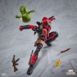 DEADPOOL MAXIMUM SERIES MARVEL LEGENDS. Hasbro introduce en la línea Marvel Legends Maximum Series la figura deluxe de Deadpool, inspirada en el personaje de Marvel. Esta figura articulada de 15 cm cuenta con más de 30 puntos de articulación y diversos accesorios: 1x cabeza alternativa, 8x manos intercambiables, 2x espadas, 1x cuchillo, 1x lanzador, 3x efectos de combate, 1x cartucho de dinamita, 1x chimichanga y 5x armas de fuego. También incluye una figura complementaria de Doop con base transparente. Se presenta en una caja ilustrada con ventana. UNIDADES LIMITADAS.