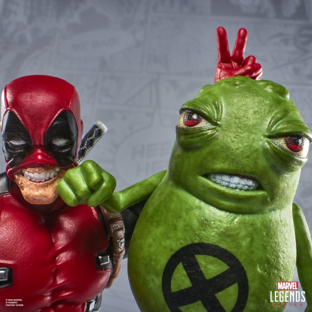 Deadpool maximum series marvel legends. Hasbro introduce en la línea marvel legends maximum series la figura deluxe de deadpool, inspirada en el personaje de marvel. Esta figura articulada de 15 cm cuenta con más de 30 puntos de articulación y diversos accesorios: 1x cabeza alternativa, 8x manos intercambiables, 2x espadas, 1x cuchillo, 1x lanzador, 3x efectos de combate, 1x cartucho de dinamita, 1x chimichanga y 5x armas de fuego. También incluye una figura complementaria de doop con base transparente. Se presenta en una caja ilustrada con ventana. Unidades limitadas.