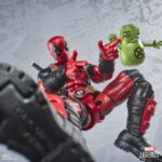 DEADPOOL MAXIMUM SERIES MARVEL LEGENDS. Hasbro introduce en la línea Marvel Legends Maximum Series la figura deluxe de Deadpool, inspirada en el personaje de Marvel. Esta figura articulada de 15 cm cuenta con más de 30 puntos de articulación y diversos accesorios: 1x cabeza alternativa, 8x manos intercambiables, 2x espadas, 1x cuchillo, 1x lanzador, 3x efectos de combate, 1x cartucho de dinamita, 1x chimichanga y 5x armas de fuego. También incluye una figura complementaria de Doop con base transparente. Se presenta en una caja ilustrada con ventana. UNIDADES LIMITADAS.