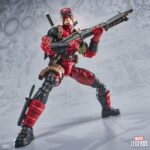 DEADPOOL MAXIMUM SERIES MARVEL LEGENDS. Hasbro introduce en la línea Marvel Legends Maximum Series la figura deluxe de Deadpool, inspirada en el personaje de Marvel. Esta figura articulada de 15 cm cuenta con más de 30 puntos de articulación y diversos accesorios: 1x cabeza alternativa, 8x manos intercambiables, 2x espadas, 1x cuchillo, 1x lanzador, 3x efectos de combate, 1x cartucho de dinamita, 1x chimichanga y 5x armas de fuego. También incluye una figura complementaria de Doop con base transparente. Se presenta en una caja ilustrada con ventana. UNIDADES LIMITADAS.