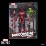 DEADPOOL MAXIMUM SERIES MARVEL LEGENDS. Hasbro introduce en la línea Marvel Legends Maximum Series la figura deluxe de Deadpool, inspirada en el personaje de Marvel. Esta figura articulada de 15 cm cuenta con más de 30 puntos de articulación y diversos accesorios: 1x cabeza alternativa, 8x manos intercambiables, 2x espadas, 1x cuchillo, 1x lanzador, 3x efectos de combate, 1x cartucho de dinamita, 1x chimichanga y 5x armas de fuego. También incluye una figura complementaria de Doop con base transparente. Se presenta en una caja ilustrada con ventana. UNIDADES LIMITADAS.