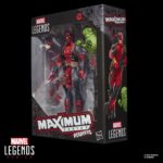 DEADPOOL MAXIMUM SERIES MARVEL LEGENDS. Hasbro introduce en la línea Marvel Legends Maximum Series la figura deluxe de Deadpool, inspirada en el personaje de Marvel. Esta figura articulada de 15 cm cuenta con más de 30 puntos de articulación y diversos accesorios: 1x cabeza alternativa, 8x manos intercambiables, 2x espadas, 1x cuchillo, 1x lanzador, 3x efectos de combate, 1x cartucho de dinamita, 1x chimichanga y 5x armas de fuego. También incluye una figura complementaria de Doop con base transparente. Se presenta en una caja ilustrada con ventana. UNIDADES LIMITADAS.