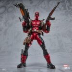 DEADPOOL MAXIMUM SERIES MARVEL LEGENDS. Hasbro introduce en la línea Marvel Legends Maximum Series la figura deluxe de Deadpool, inspirada en el personaje de Marvel. Esta figura articulada de 15 cm cuenta con más de 30 puntos de articulación y diversos accesorios: 1x cabeza alternativa, 8x manos intercambiables, 2x espadas, 1x cuchillo, 1x lanzador, 3x efectos de combate, 1x cartucho de dinamita, 1x chimichanga y 5x armas de fuego. También incluye una figura complementaria de Doop con base transparente. Se presenta en una caja ilustrada con ventana. UNIDADES LIMITADAS.