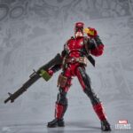 DEADPOOL MAXIMUM SERIES MARVEL LEGENDS. Hasbro introduce en la línea Marvel Legends Maximum Series la figura deluxe de Deadpool, inspirada en el personaje de Marvel. Esta figura articulada de 15 cm cuenta con más de 30 puntos de articulación y diversos accesorios: 1x cabeza alternativa, 8x manos intercambiables, 2x espadas, 1x cuchillo, 1x lanzador, 3x efectos de combate, 1x cartucho de dinamita, 1x chimichanga y 5x armas de fuego. También incluye una figura complementaria de Doop con base transparente. Se presenta en una caja ilustrada con ventana. UNIDADES LIMITADAS.