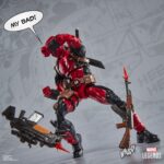 DEADPOOL MAXIMUM SERIES MARVEL LEGENDS. Hasbro introduce en la línea Marvel Legends Maximum Series la figura deluxe de Deadpool, inspirada en el personaje de Marvel. Esta figura articulada de 15 cm cuenta con más de 30 puntos de articulación y diversos accesorios: 1x cabeza alternativa, 8x manos intercambiables, 2x espadas, 1x cuchillo, 1x lanzador, 3x efectos de combate, 1x cartucho de dinamita, 1x chimichanga y 5x armas de fuego. También incluye una figura complementaria de Doop con base transparente. Se presenta en una caja ilustrada con ventana. UNIDADES LIMITADAS.