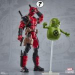 DEADPOOL MAXIMUM SERIES MARVEL LEGENDS. Hasbro introduce en la línea Marvel Legends Maximum Series la figura deluxe de Deadpool, inspirada en el personaje de Marvel. Esta figura articulada de 15 cm cuenta con más de 30 puntos de articulación y diversos accesorios: 1x cabeza alternativa, 8x manos intercambiables, 2x espadas, 1x cuchillo, 1x lanzador, 3x efectos de combate, 1x cartucho de dinamita, 1x chimichanga y 5x armas de fuego. También incluye una figura complementaria de Doop con base transparente. Se presenta en una caja ilustrada con ventana. UNIDADES LIMITADAS.