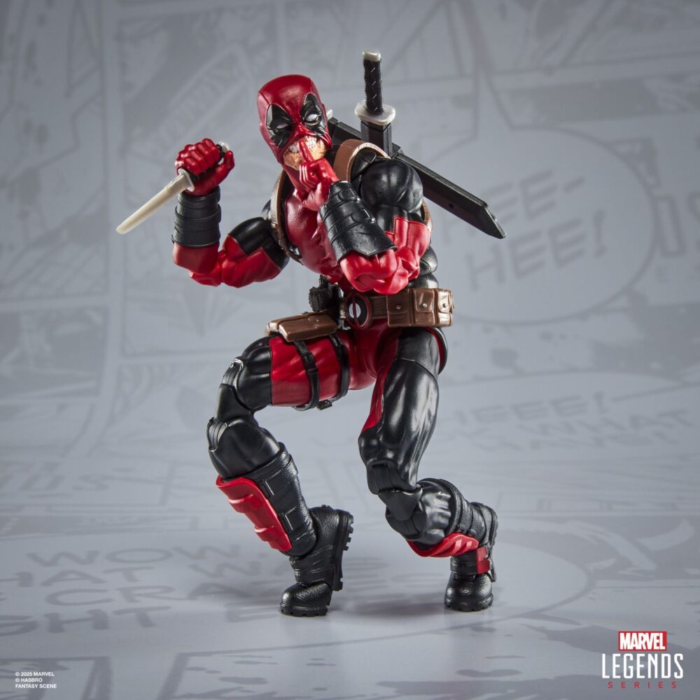 Deadpool maximum series marvel legends. Hasbro introduce en la línea marvel legends maximum series la figura deluxe de deadpool, inspirada en el personaje de marvel. Esta figura articulada de 15 cm cuenta con más de 30 puntos de articulación y diversos accesorios: 1x cabeza alternativa, 8x manos intercambiables, 2x espadas, 1x cuchillo, 1x lanzador, 3x efectos de combate, 1x cartucho de dinamita, 1x chimichanga y 5x armas de fuego. También incluye una figura complementaria de doop con base transparente. Se presenta en una caja ilustrada con ventana. Unidades limitadas.