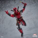 DEADPOOL MAXIMUM SERIES MARVEL LEGENDS. Hasbro introduce en la línea Marvel Legends Maximum Series la figura deluxe de Deadpool, inspirada en el personaje de Marvel. Esta figura articulada de 15 cm cuenta con más de 30 puntos de articulación y diversos accesorios: 1x cabeza alternativa, 8x manos intercambiables, 2x espadas, 1x cuchillo, 1x lanzador, 3x efectos de combate, 1x cartucho de dinamita, 1x chimichanga y 5x armas de fuego. También incluye una figura complementaria de Doop con base transparente. Se presenta en una caja ilustrada con ventana. UNIDADES LIMITADAS.