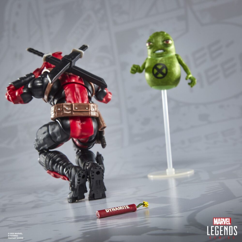 Deadpool maximum series marvel legends. Hasbro introduce en la línea marvel legends maximum series la figura deluxe de deadpool, inspirada en el personaje de marvel. Esta figura articulada de 15 cm cuenta con más de 30 puntos de articulación y diversos accesorios: 1x cabeza alternativa, 8x manos intercambiables, 2x espadas, 1x cuchillo, 1x lanzador, 3x efectos de combate, 1x cartucho de dinamita, 1x chimichanga y 5x armas de fuego. También incluye una figura complementaria de doop con base transparente. Se presenta en una caja ilustrada con ventana. Unidades limitadas.