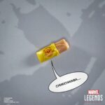 DEADPOOL MAXIMUM SERIES MARVEL LEGENDS. Hasbro introduce en la línea Marvel Legends Maximum Series la figura deluxe de Deadpool, inspirada en el personaje de Marvel. Esta figura articulada de 15 cm cuenta con más de 30 puntos de articulación y diversos accesorios: 1x cabeza alternativa, 8x manos intercambiables, 2x espadas, 1x cuchillo, 1x lanzador, 3x efectos de combate, 1x cartucho de dinamita, 1x chimichanga y 5x armas de fuego. También incluye una figura complementaria de Doop con base transparente. Se presenta en una caja ilustrada con ventana. UNIDADES LIMITADAS.