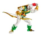 MAN-WOLF MARVEL LEGENDS MAGIC: THE GATHERING. Hasbro incorpora a su colección Marvel Legends esta figura de Man-Wolf con daños de batalla, inspirada en el personaje de los comics de Marvel. Con más de 20 puntos de articulación y una altura de 15 cm, cuenta con diferentes accesorios: 2x manos intercambiables, 1x espada sagrada de Stargod, 1x arco, 1x flecha y 1x carcaj. Al tratarse de una colaboración entre Hasbro y Wizards of the Coast se incluye la carta de doble cara metalizada exclusiva "Colonel John Jameson / Man-Wolf" para el juego de cartas coleccionables Magic: The Gathering. Se presenta en una caja ilustrada con ventana. UNIDADES LIMITADAS.