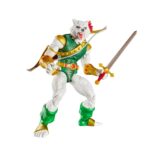 MAN-WOLF MARVEL LEGENDS MAGIC: THE GATHERING. Hasbro incorpora a su colección Marvel Legends esta figura de Man-Wolf con daños de batalla, inspirada en el personaje de los comics de Marvel. Con más de 20 puntos de articulación y una altura de 15 cm, cuenta con diferentes accesorios: 2x manos intercambiables, 1x espada sagrada de Stargod, 1x arco, 1x flecha y 1x carcaj. Al tratarse de una colaboración entre Hasbro y Wizards of the Coast se incluye la carta de doble cara metalizada exclusiva "Colonel John Jameson / Man-Wolf" para el juego de cartas coleccionables Magic: The Gathering. Se presenta en una caja ilustrada con ventana. UNIDADES LIMITADAS.