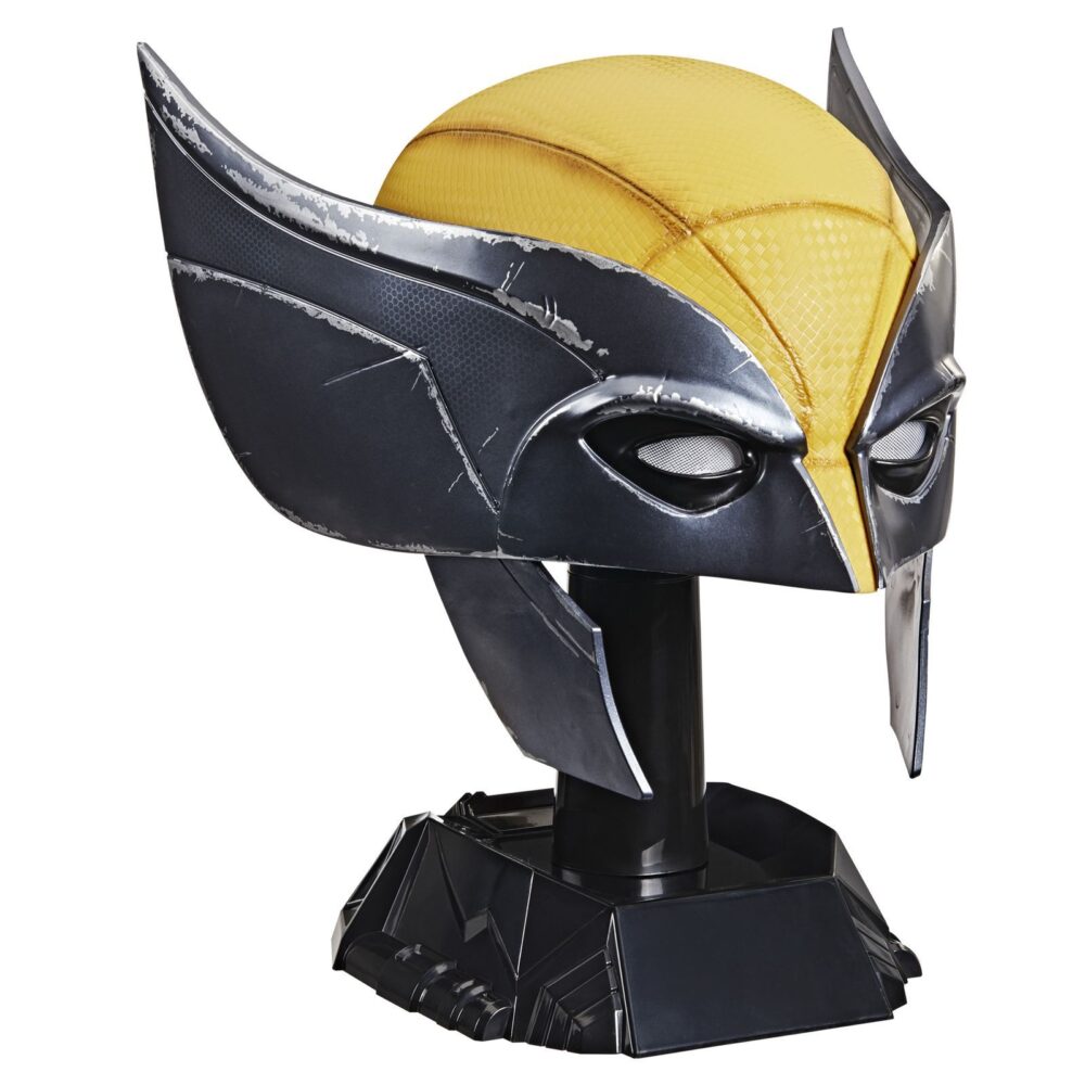 WOLVERINE PREMIUM ROLEPLAY MASK REPLICA DEADPOOL & WOLVERINE MARVEL LEGENDS SERIES. Hasbro lanza dentro de la colección Marvel Legends Series esta máscara premium de Wolverine (conocido como Lobezno en España), inspirada en la que llevaba puesta el personaje en la película "Deadpool & Wolverine". Se trata de una reproducción a escala 1:1, en colores amarillo y negro y con marcas de deterioro por peleas. Incluye un acolchado interior extraíble para un ajuste cómodo. Puede exhibirse gracias a la base incluida o utilizarse como cosplay. Se presenta en una caja cerrada con diseño inspirado en la película. UNIDADES LIMITADAS.