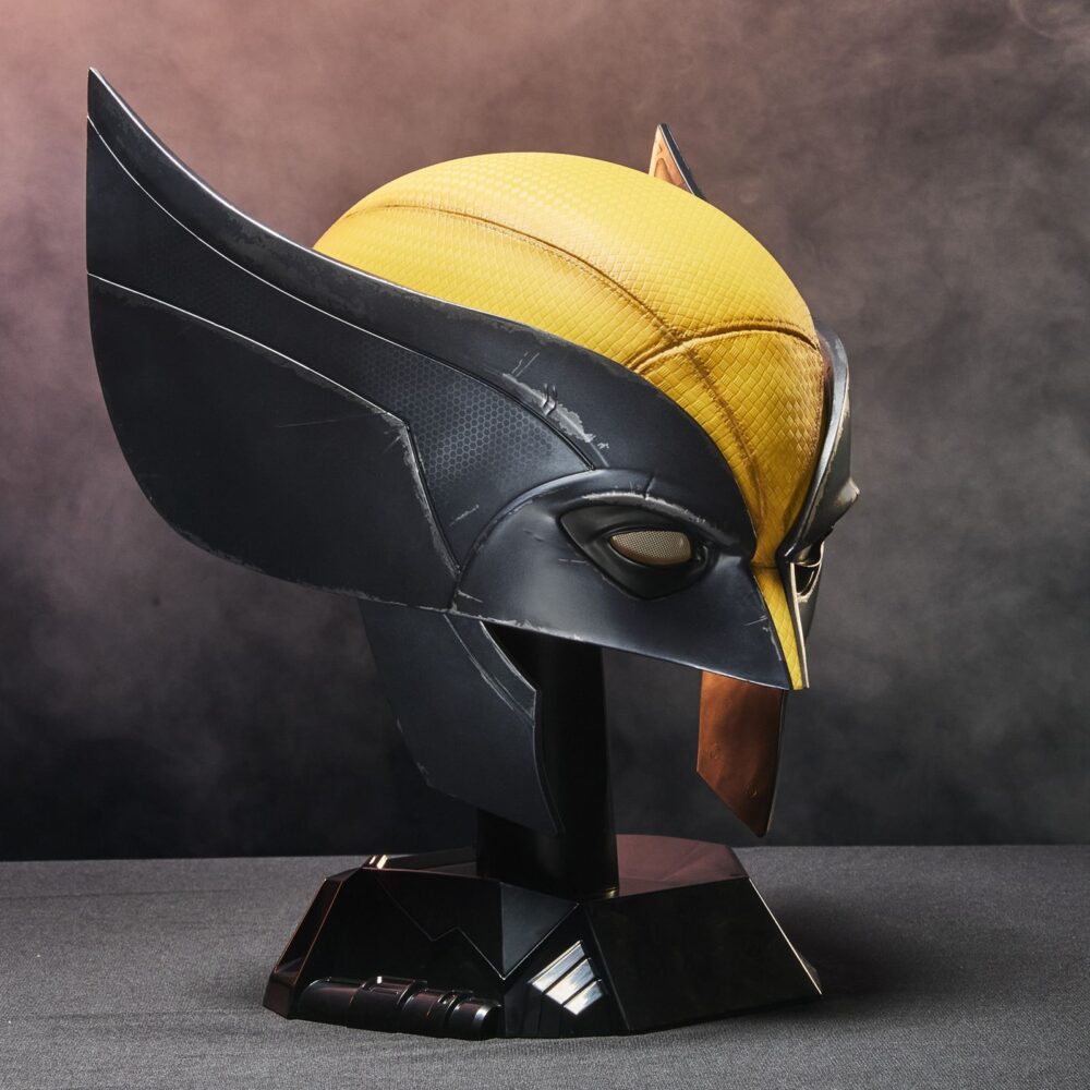 Wolverine premium roleplay mask replica deadpool & wolverine marvel legends series. Hasbro lanza dentro de la colección marvel legends series esta máscara premium de wolverine (conocido como lobezno en españa), inspirada en la que llevaba puesta el personaje en la película "deadpool & wolverine". Se trata de una reproducción a escala 1:1, en colores amarillo y negro y con marcas de deterioro por peleas. Incluye un acolchado interior extraíble para un ajuste cómodo. Puede exhibirse gracias a la base incluida o utilizarse como cosplay. Se presenta en una caja cerrada con diseño inspirado en la película. Unidades limitadas.