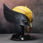 WOLVERINE PREMIUM ROLEPLAY MASK REPLICA DEADPOOL & WOLVERINE MARVEL LEGENDS SERIES. Hasbro lanza dentro de la colección Marvel Legends Series esta máscara premium de Wolverine (conocido como Lobezno en España), inspirada en la que llevaba puesta el personaje en la película "Deadpool & Wolverine". Se trata de una reproducción a escala 1:1, en colores amarillo y negro y con marcas de deterioro por peleas. Incluye un acolchado interior extraíble para un ajuste cómodo. Puede exhibirse gracias a la base incluida o utilizarse como cosplay. Se presenta en una caja cerrada con diseño inspirado en la película. UNIDADES LIMITADAS.