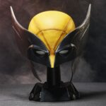 WOLVERINE PREMIUM ROLEPLAY MASK REPLICA DEADPOOL & WOLVERINE MARVEL LEGENDS SERIES. Hasbro lanza dentro de la colección Marvel Legends Series esta máscara premium de Wolverine (conocido como Lobezno en España), inspirada en la que llevaba puesta el personaje en la película "Deadpool & Wolverine". Se trata de una reproducción a escala 1:1, en colores amarillo y negro y con marcas de deterioro por peleas. Incluye un acolchado interior extraíble para un ajuste cómodo. Puede exhibirse gracias a la base incluida o utilizarse como cosplay. Se presenta en una caja cerrada con diseño inspirado en la película. UNIDADES LIMITADAS.