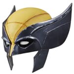 WOLVERINE PREMIUM ROLEPLAY MASK REPLICA DEADPOOL & WOLVERINE MARVEL LEGENDS SERIES. Hasbro lanza dentro de la colección Marvel Legends Series esta máscara premium de Wolverine (conocido como Lobezno en España), inspirada en la que llevaba puesta el personaje en la película "Deadpool & Wolverine". Se trata de una reproducción a escala 1:1, en colores amarillo y negro y con marcas de deterioro por peleas. Incluye un acolchado interior extraíble para un ajuste cómodo. Puede exhibirse gracias a la base incluida o utilizarse como cosplay. Se presenta en una caja cerrada con diseño inspirado en la película. UNIDADES LIMITADAS.