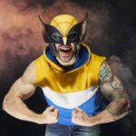 WOLVERINE PREMIUM ROLEPLAY MASK REPLICA DEADPOOL & WOLVERINE MARVEL LEGENDS SERIES. Hasbro lanza dentro de la colección Marvel Legends Series esta máscara premium de Wolverine (conocido como Lobezno en España), inspirada en la que llevaba puesta el personaje en la película "Deadpool & Wolverine". Se trata de una reproducción a escala 1:1, en colores amarillo y negro y con marcas de deterioro por peleas. Incluye un acolchado interior extraíble para un ajuste cómodo. Puede exhibirse gracias a la base incluida o utilizarse como cosplay. Se presenta en una caja cerrada con diseño inspirado en la película. UNIDADES LIMITADAS.