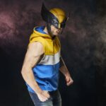 WOLVERINE PREMIUM ROLEPLAY MASK REPLICA DEADPOOL & WOLVERINE MARVEL LEGENDS SERIES. Hasbro lanza dentro de la colección Marvel Legends Series esta máscara premium de Wolverine (conocido como Lobezno en España), inspirada en la que llevaba puesta el personaje en la película "Deadpool & Wolverine". Se trata de una reproducción a escala 1:1, en colores amarillo y negro y con marcas de deterioro por peleas. Incluye un acolchado interior extraíble para un ajuste cómodo. Puede exhibirse gracias a la base incluida o utilizarse como cosplay. Se presenta en una caja cerrada con diseño inspirado en la película. UNIDADES LIMITADAS.
