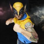WOLVERINE PREMIUM ROLEPLAY MASK REPLICA DEADPOOL & WOLVERINE MARVEL LEGENDS SERIES. Hasbro lanza dentro de la colección Marvel Legends Series esta máscara premium de Wolverine (conocido como Lobezno en España), inspirada en la que llevaba puesta el personaje en la película "Deadpool & Wolverine". Se trata de una reproducción a escala 1:1, en colores amarillo y negro y con marcas de deterioro por peleas. Incluye un acolchado interior extraíble para un ajuste cómodo. Puede exhibirse gracias a la base incluida o utilizarse como cosplay. Se presenta en una caja cerrada con diseño inspirado en la película. UNIDADES LIMITADAS.