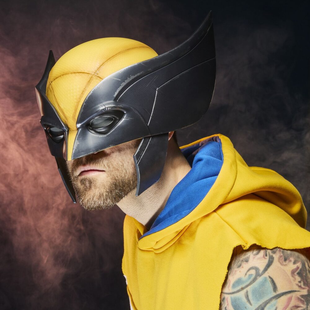 Wolverine premium roleplay mask replica deadpool & wolverine marvel legends series. Hasbro lanza dentro de la colección marvel legends series esta máscara premium de wolverine (conocido como lobezno en españa), inspirada en la que llevaba puesta el personaje en la película "deadpool & wolverine". Se trata de una reproducción a escala 1:1, en colores amarillo y negro y con marcas de deterioro por peleas. Incluye un acolchado interior extraíble para un ajuste cómodo. Puede exhibirse gracias a la base incluida o utilizarse como cosplay. Se presenta en una caja cerrada con diseño inspirado en la película. Unidades limitadas.