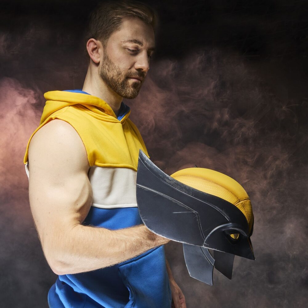 Wolverine premium roleplay mask replica deadpool & wolverine marvel legends series. Hasbro lanza dentro de la colección marvel legends series esta máscara premium de wolverine (conocido como lobezno en españa), inspirada en la que llevaba puesta el personaje en la película "deadpool & wolverine". Se trata de una reproducción a escala 1:1, en colores amarillo y negro y con marcas de deterioro por peleas. Incluye un acolchado interior extraíble para un ajuste cómodo. Puede exhibirse gracias a la base incluida o utilizarse como cosplay. Se presenta en una caja cerrada con diseño inspirado en la película. Unidades limitadas.