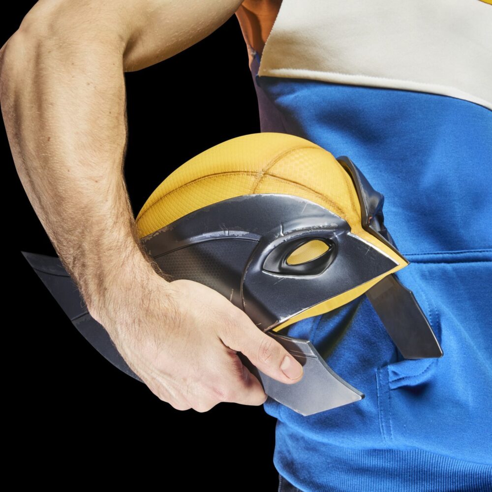 Wolverine premium roleplay mask replica deadpool & wolverine marvel legends series. Hasbro lanza dentro de la colección marvel legends series esta máscara premium de wolverine (conocido como lobezno en españa), inspirada en la que llevaba puesta el personaje en la película "deadpool & wolverine". Se trata de una reproducción a escala 1:1, en colores amarillo y negro y con marcas de deterioro por peleas. Incluye un acolchado interior extraíble para un ajuste cómodo. Puede exhibirse gracias a la base incluida o utilizarse como cosplay. Se presenta en una caja cerrada con diseño inspirado en la película. Unidades limitadas.