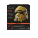 SHORETROOPER ELECTRONIC HELMET BLACK SERIES STAR WARS: ANDOR. Hasbro incorpora a su colección The Black Series esta réplica del casco electrónico premium de un Shoretrooper, basado en su aparición en la serie "Star Wars: Andor". Presenta un acabado detallado con diseño desgastado en tonos marrón y negro, además de detalles realistas en su interior. Incluye tecnología de modificación de voz que se activa presionando un botón lateral, permitiendo sonar como un Shoretrooper. Dispone de un sistema interior ajustable para mayor comodidad. Requiere 3x pilas AAA (no incluidas). Incluye manual de instrucciones. Se presenta en una caja ilustrada. UNIDADES LIMITADAS.